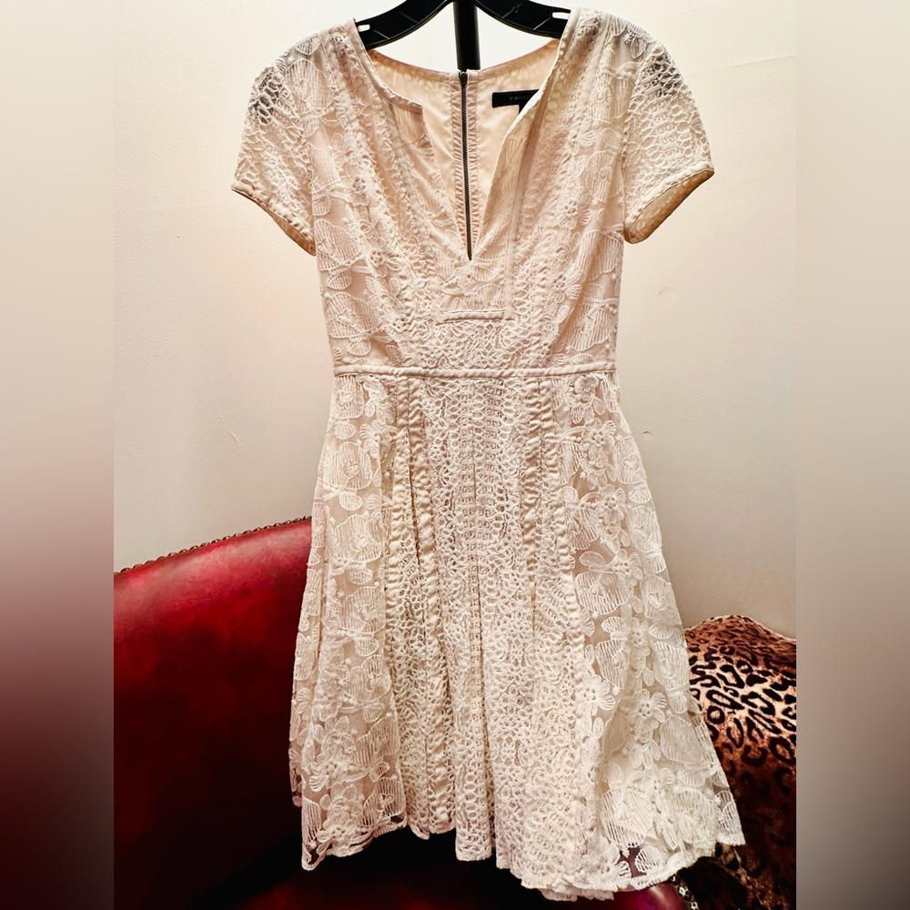 BCBGMAXAZRIA Off White Lace A-Line Dress with Zip Up Back, Size 0